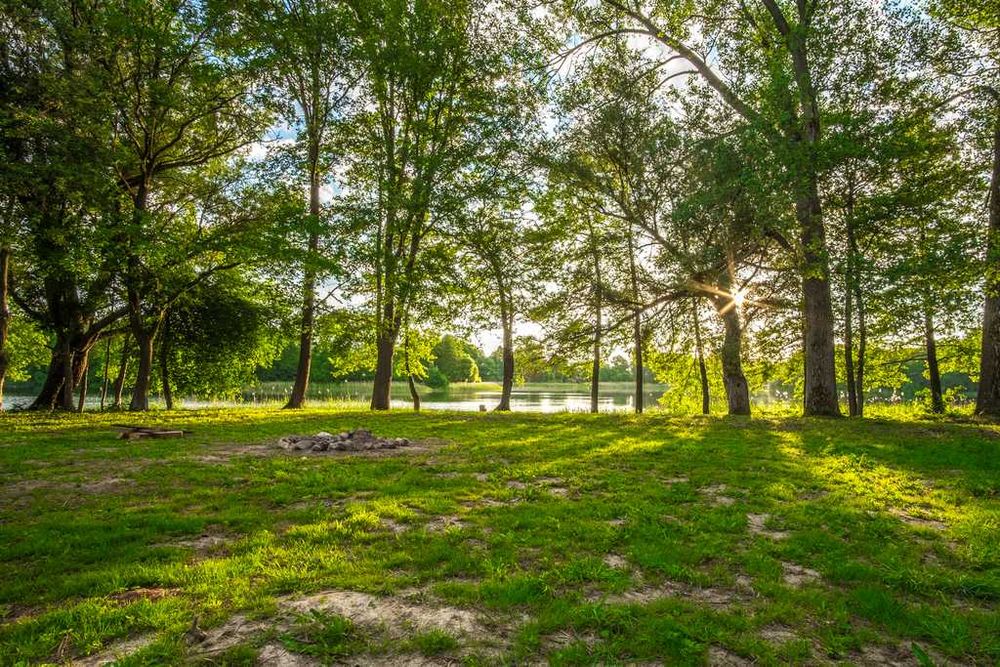 Duża działka nad jeziorem 0,99 ha (100m linii brzeg., war. zabud.)