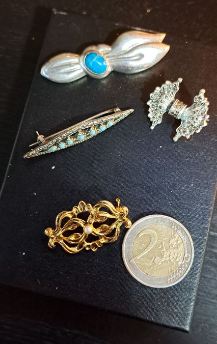 Alfinetes broches vintage em prata.