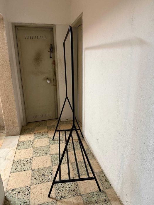 Suporte de Roupa Metálico Preto com Prateleira Inferior