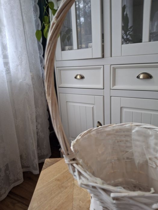 Biały kosz wiklinowy stroik