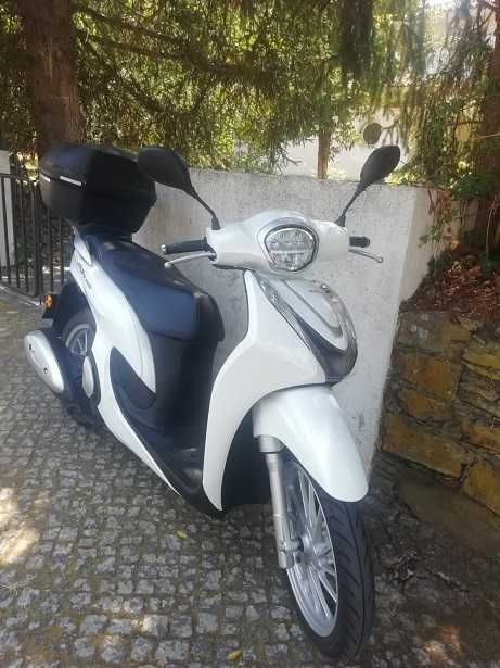 Scooter SH mode 125 em com poucos quilómetros