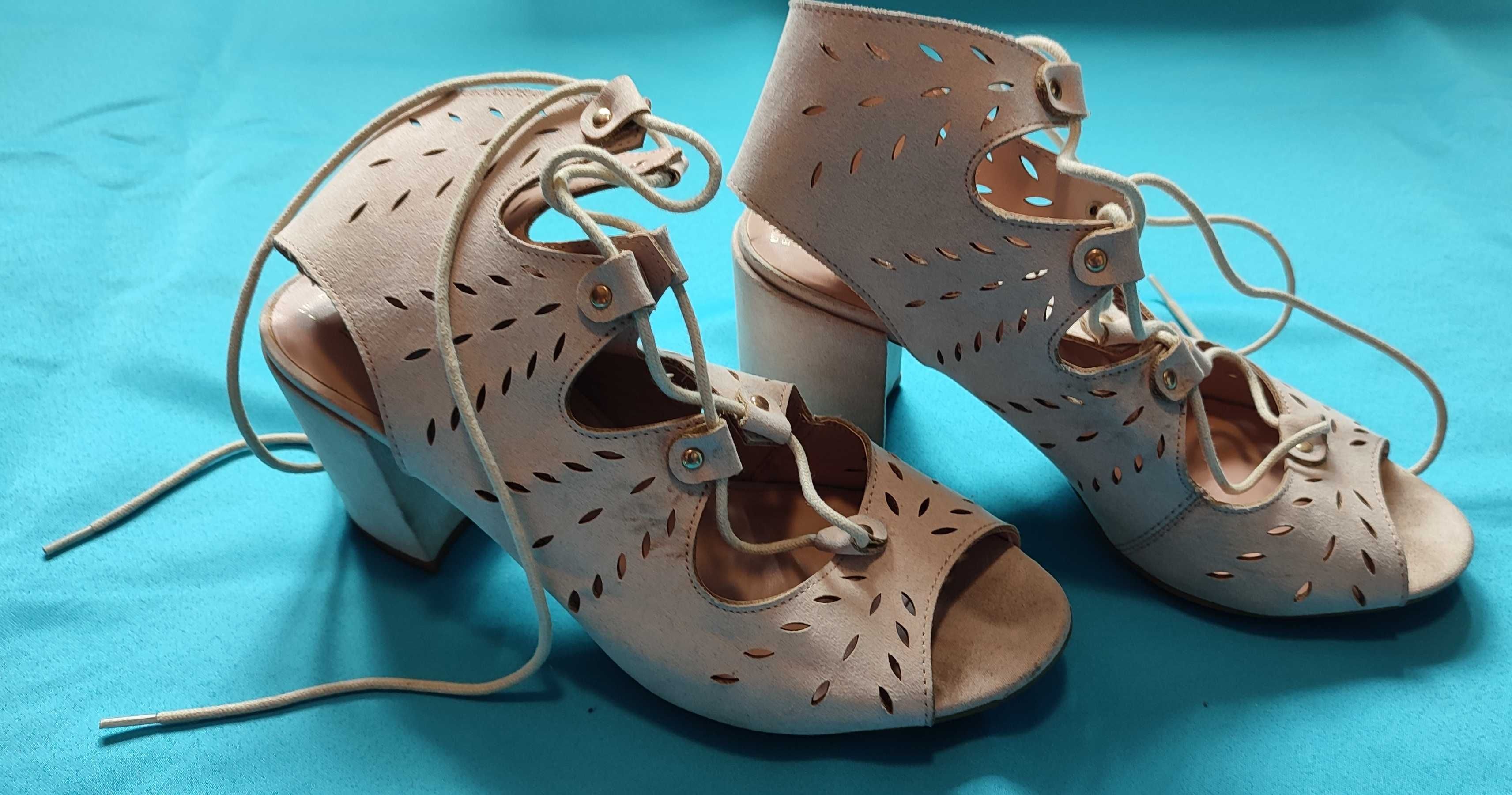 Buty - sandałki na koturnie wiązane rozm. 40/41