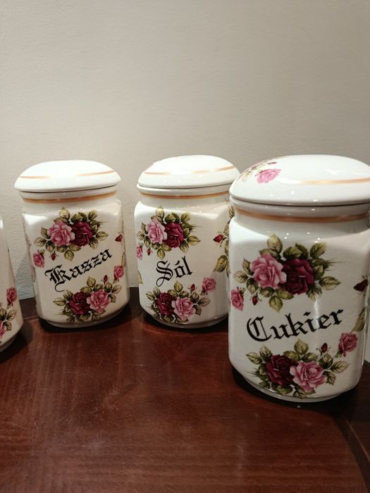 Śliczny zestaw pojemników kuchennych