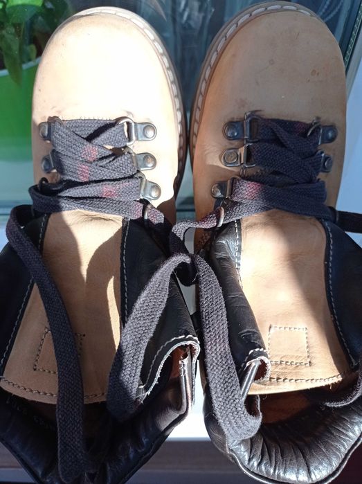 Продам дитячі сапоги для хлопчика та кроссовки.