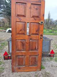 Drzwi drewniane b. solidne.