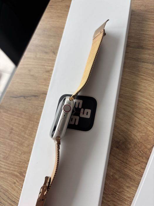 Apple Watch SE 2022 40 mm GPS + Cellular • pudełko
