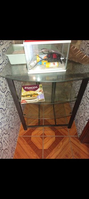 Móvel com prateleiras em vidro