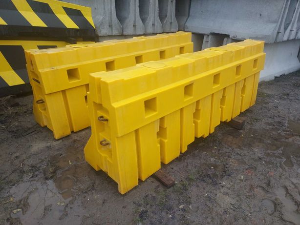 Bariery plastikowe wypełnione betonem