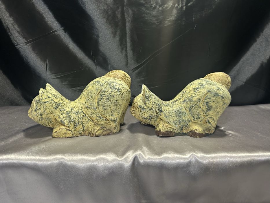 Zestaw 2 Drewnianych Kotów – Artystyczna Rzeźba z Charakterem