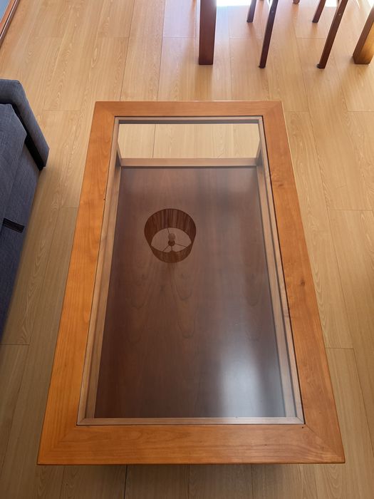 Mesa de centro com tampo de vidro