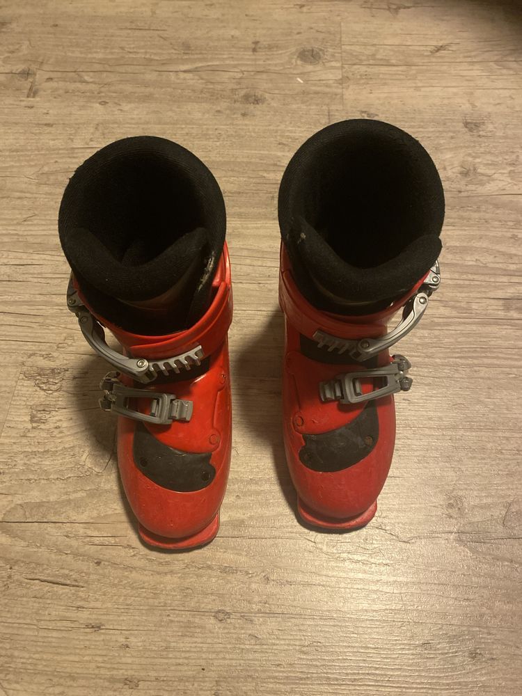 Czerwone buty narciarskie dziecięce