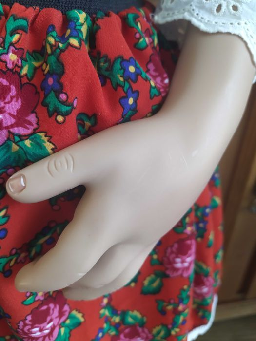 Lalka kolekcjonerska, winylowa, Susan Lippl, 95cm, w stroju ludowym