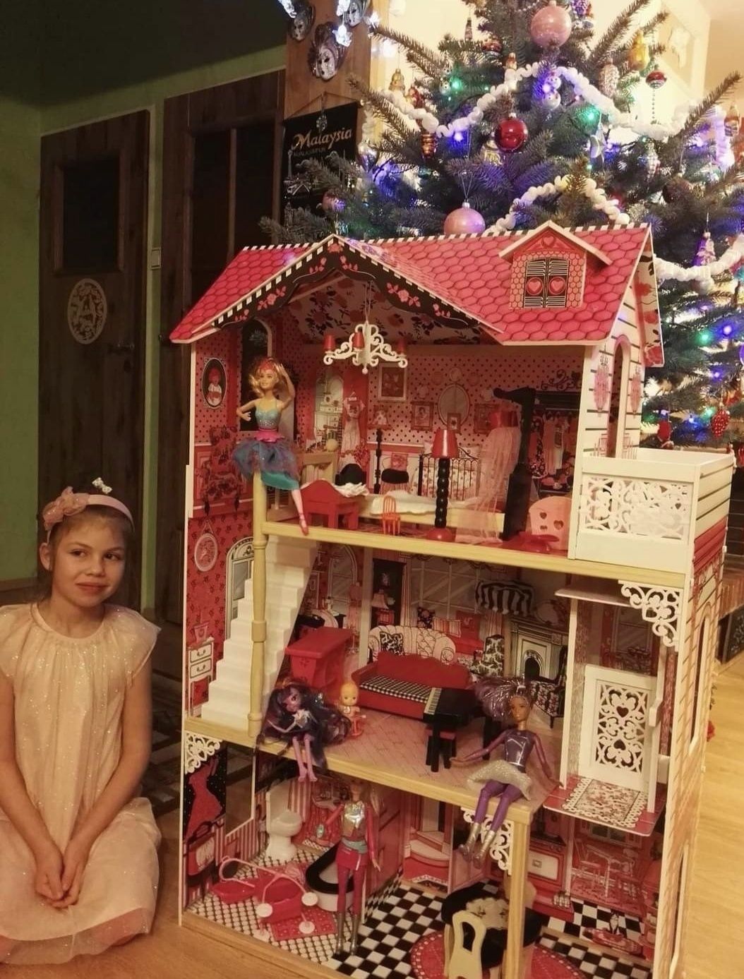 Domek dla lalek barbie duży różowy  trzypiętrowy lalki Barbie meble