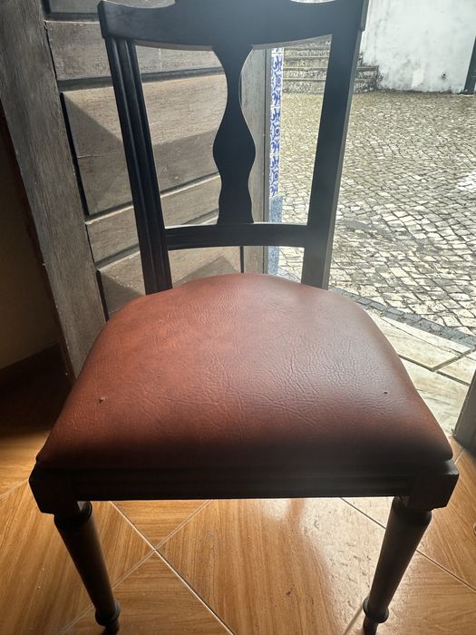 4 cadeiras de madeira