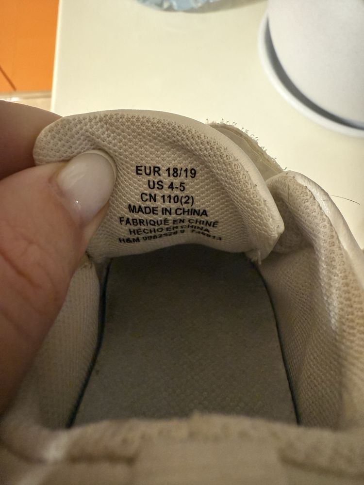 дитячі кросівки від H&M