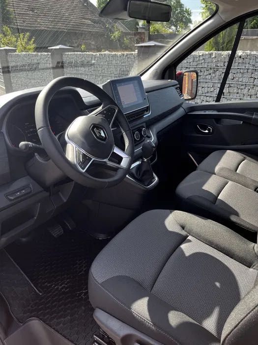 Wypożyczalnia busów 9 osobowych. Wynajem Renault Trafic Automat Long