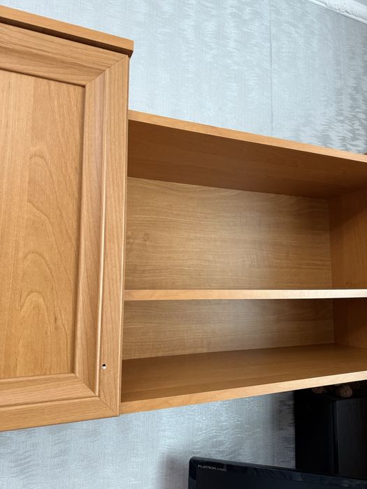 Комп’ютерний стіл з полицями та шафками