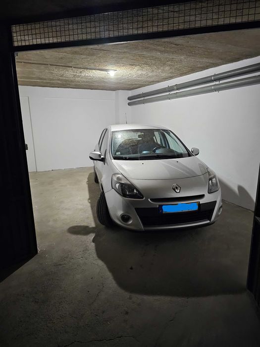 Arrenda-se garagem fechada bastante espaçosa, acesso fácil