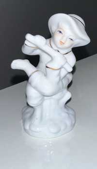 Figurka porcelanowa chłopiec
