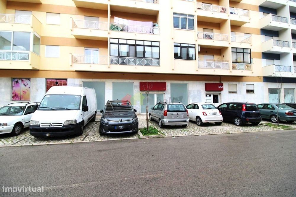 Loja transformada em habitação T4 c/terraço em Santo André-Barreiro