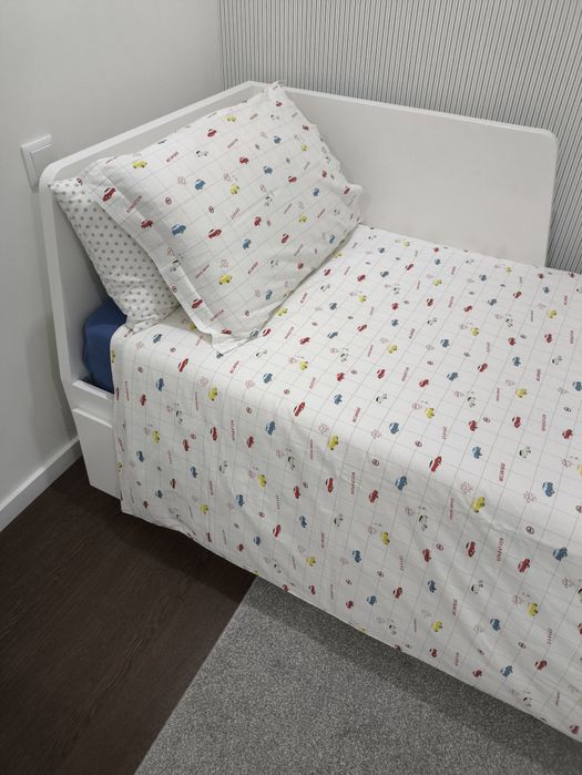 Cama Flekke (IKEA) com 2 gavetas, 2 colchões e 1 jogo de cama