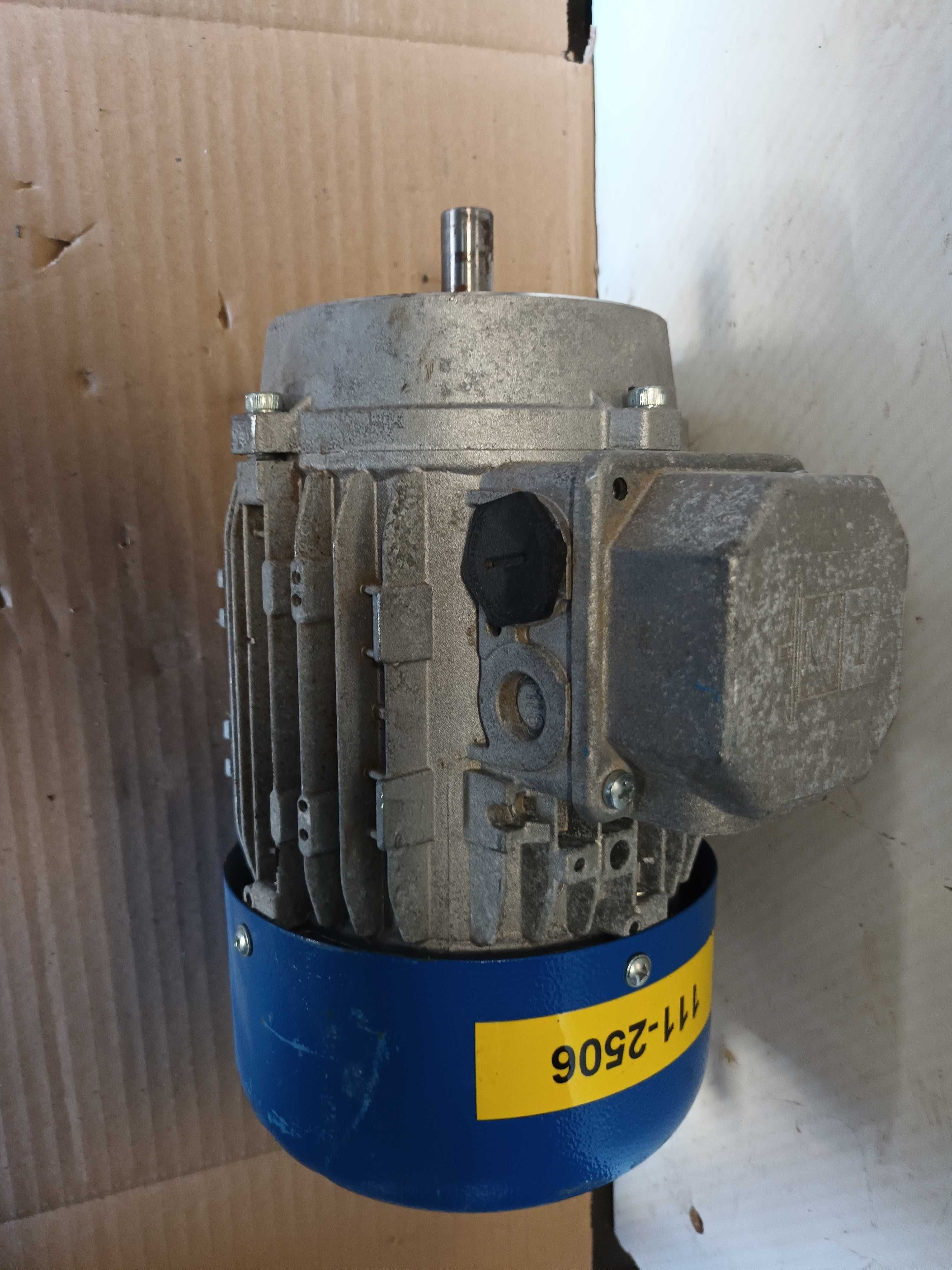 Silnik elektryczny kołnierzowy 0,37kw 900 obr/min