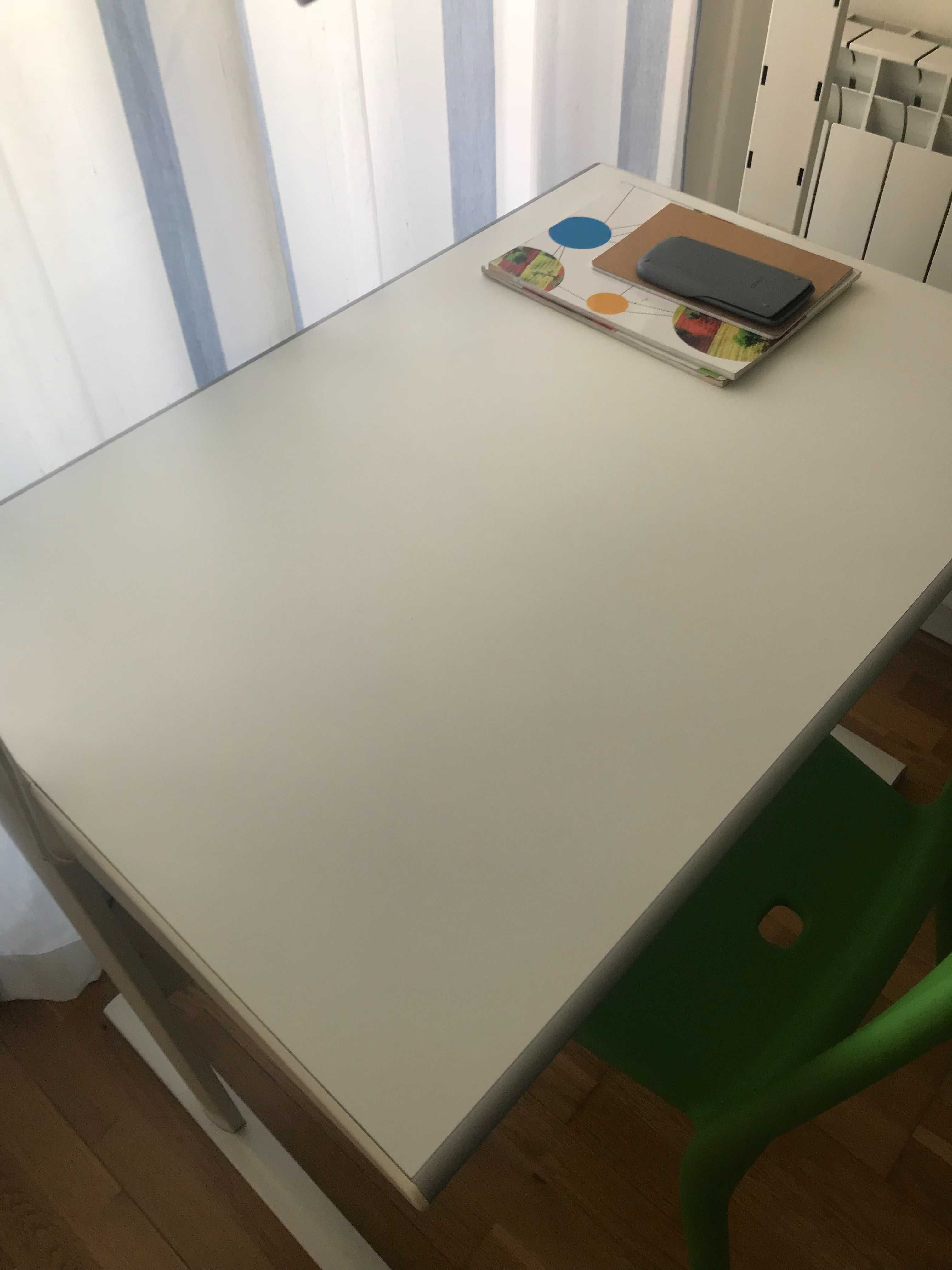 Secretaria IKEA com 2 prateleiras