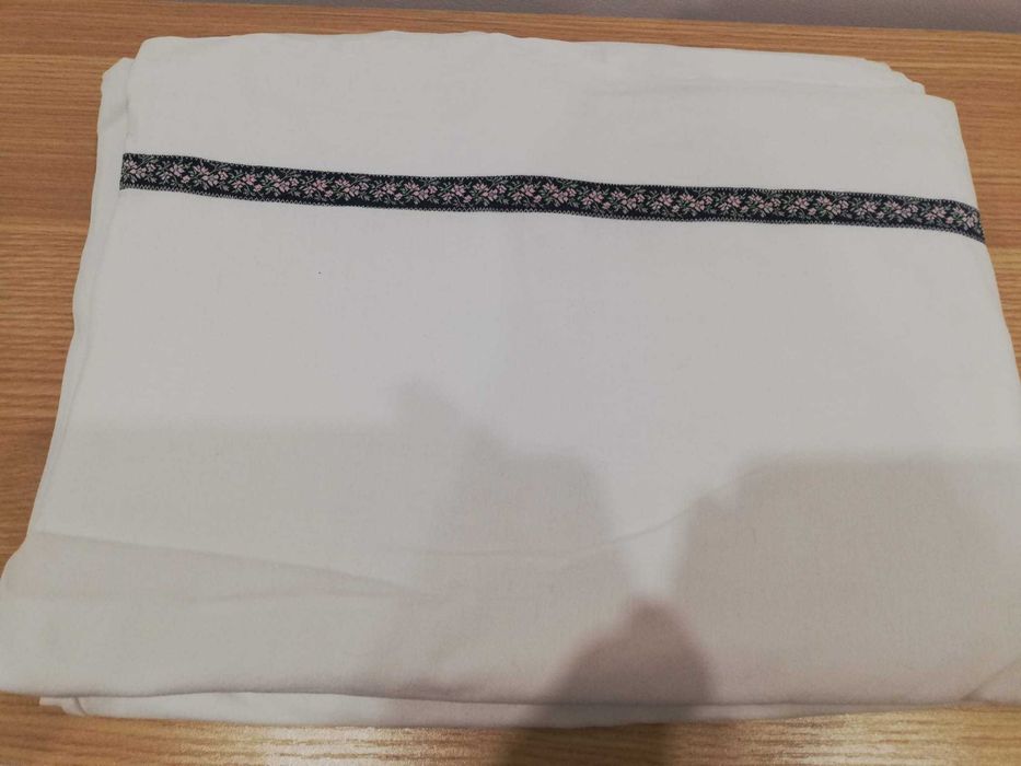 lençol de solteiro branco com detalhes