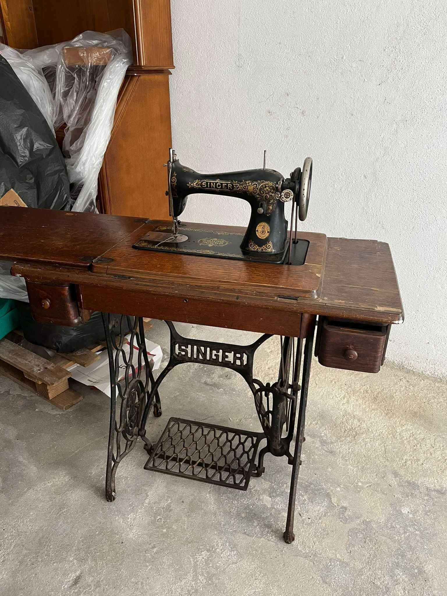 Vendo máquina de costura antiga para verdadeiros amantes de coleções