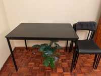 conjunto de cadeiras e mesa