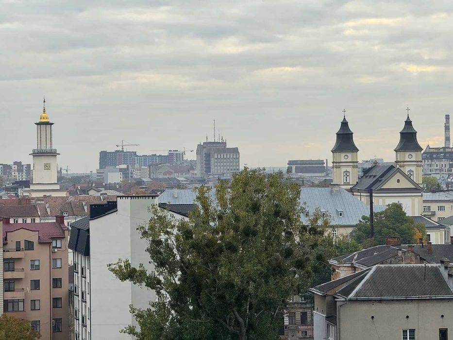 Сучасна двокімнатна в центрі