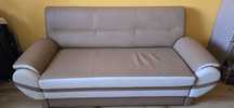 Rozkładana sofa skóropodobna.