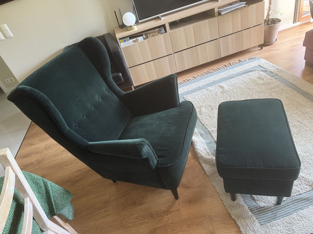 Fotel uszak STRANDMON IKEA – zielony aksamit z podnóżkiem