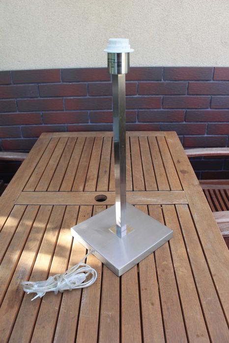 metalowa podstawa lampy stołowej