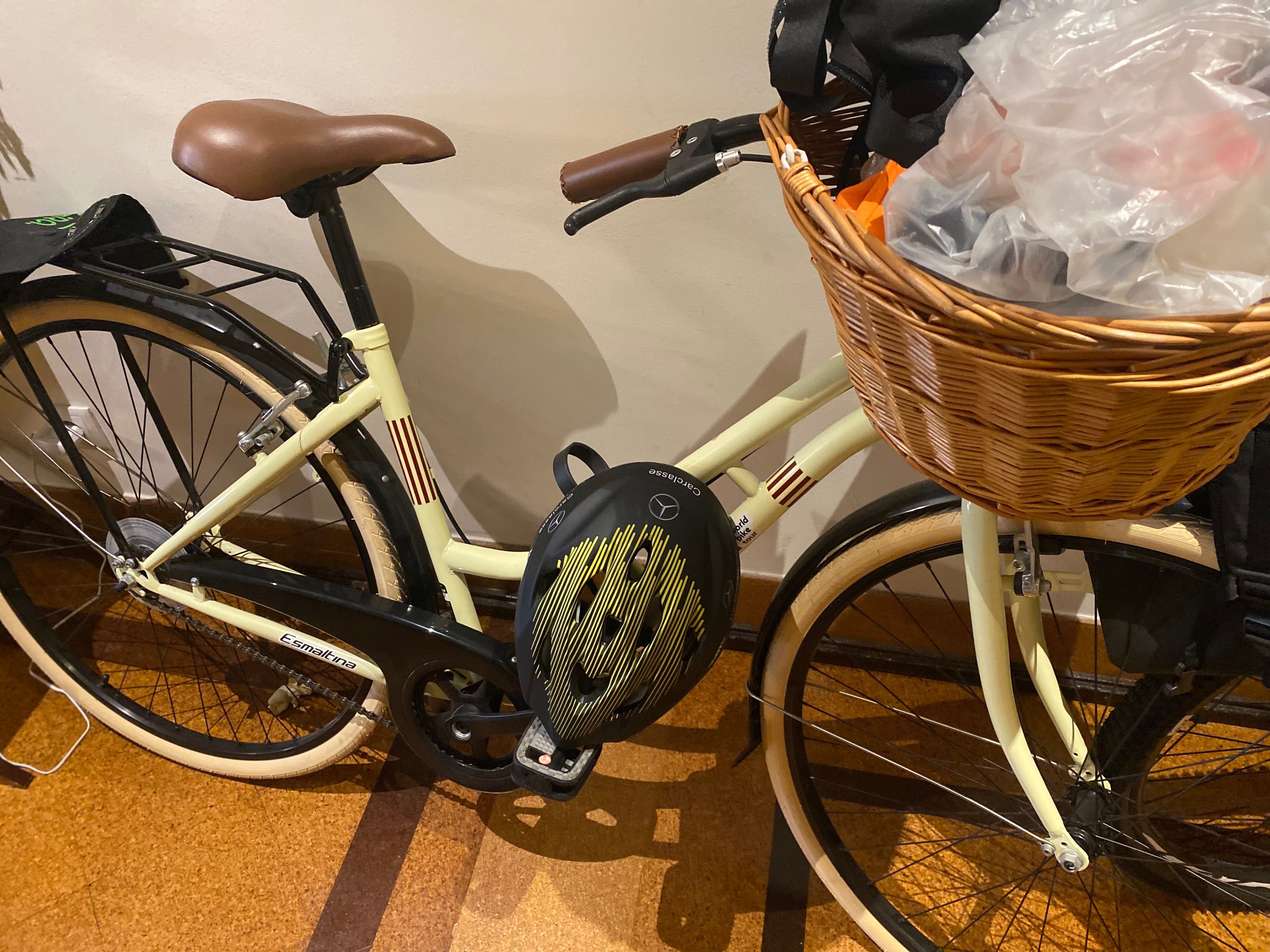 Bicicleta Pasteleira + capacete  ( praticamente nova) + capacete