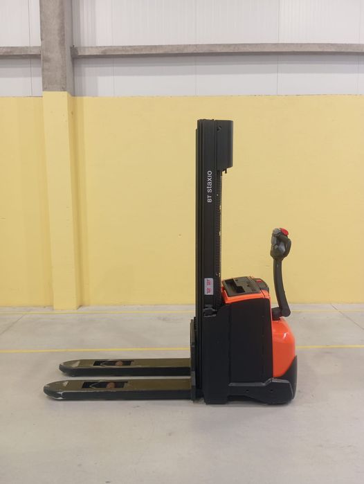 Stacker eléctrico Toyota