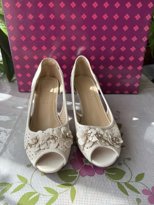 Босоніжки на каблуку