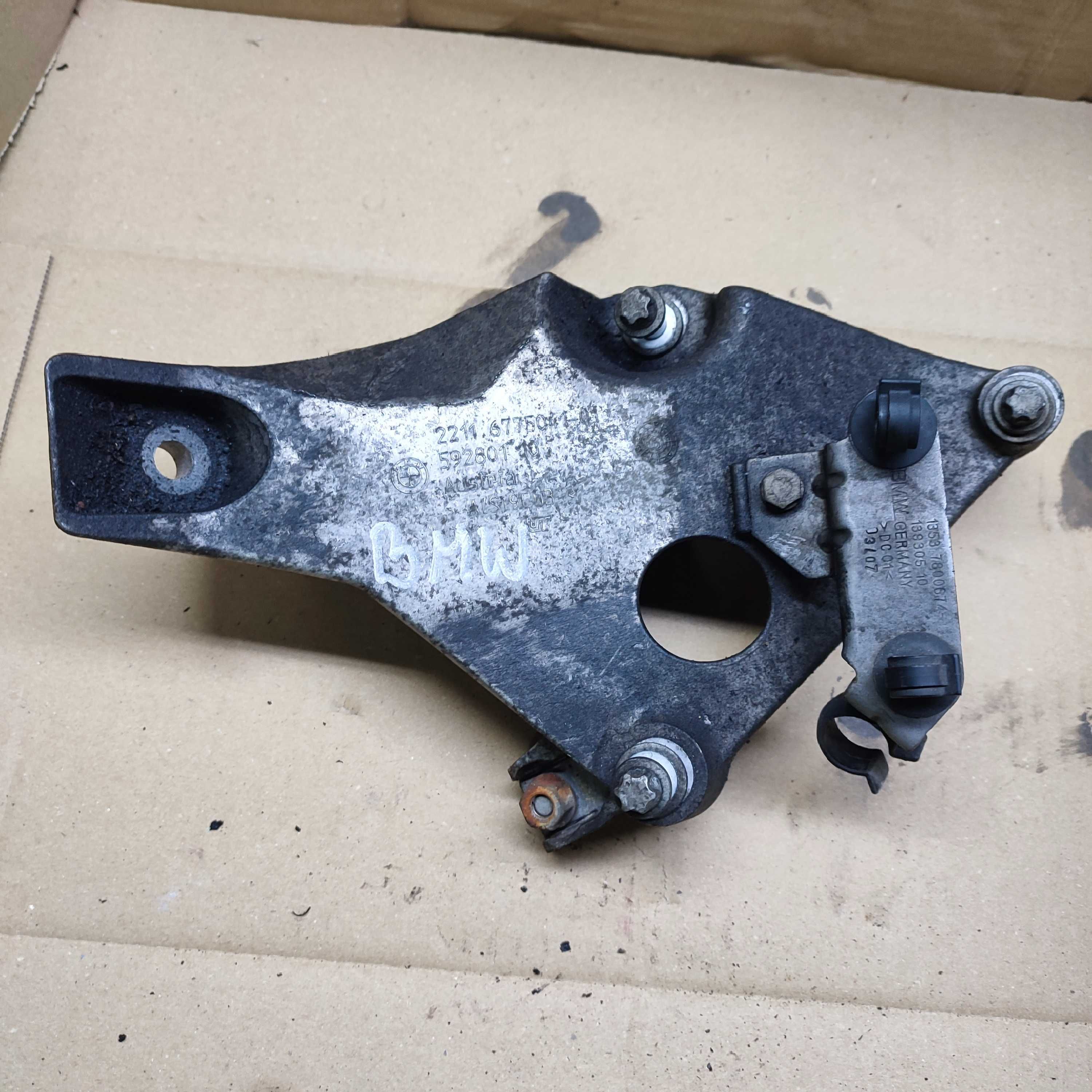 Łapa silnika poduszki lewa Bmw  E60 E83 E84 E90 677.5041 n47