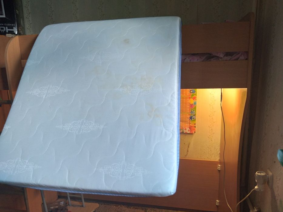 Ліжко-чердак для однієї дитини