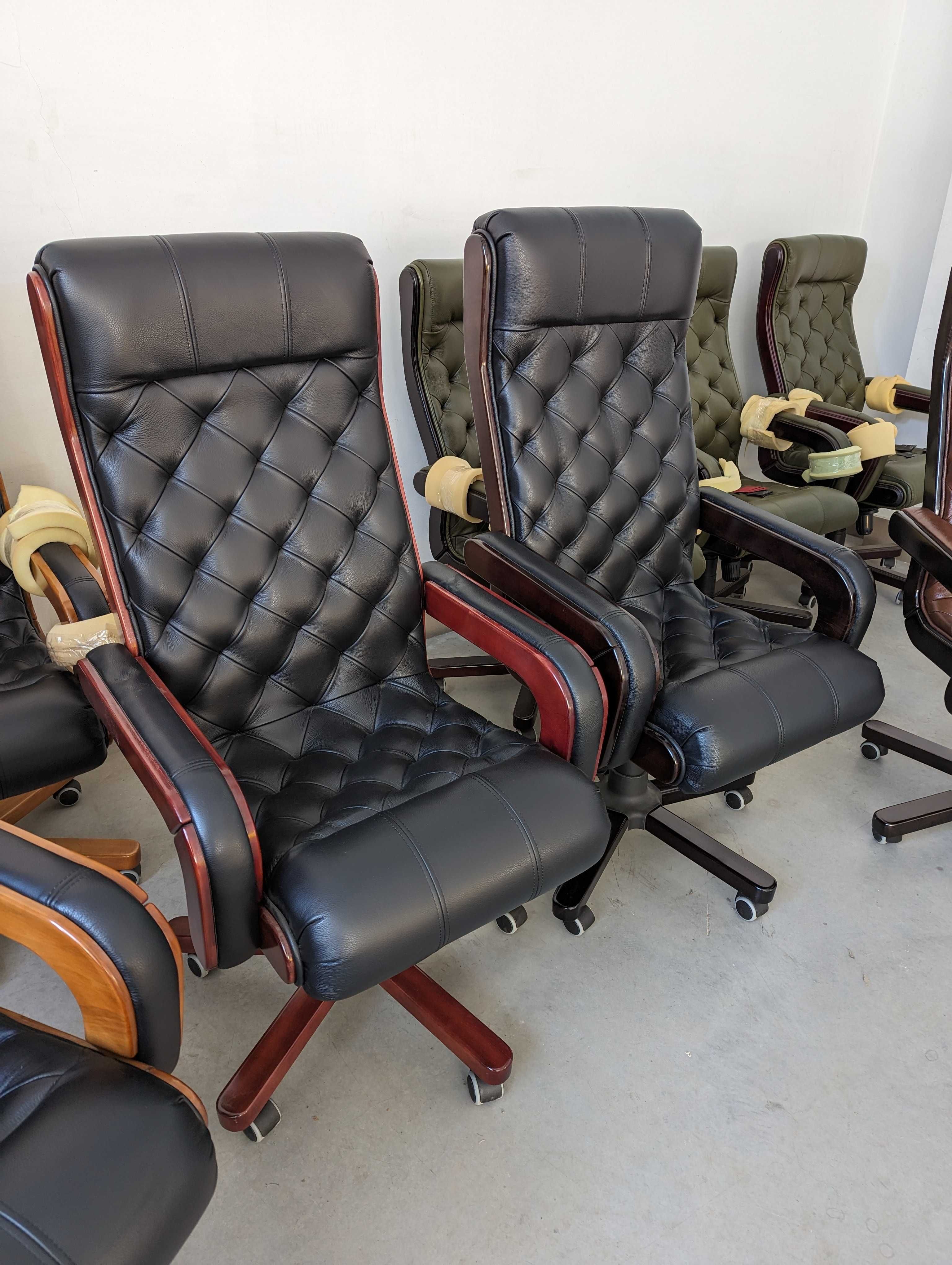 кабінетне крісло керівника нове, шкіряне офісне крісло директора