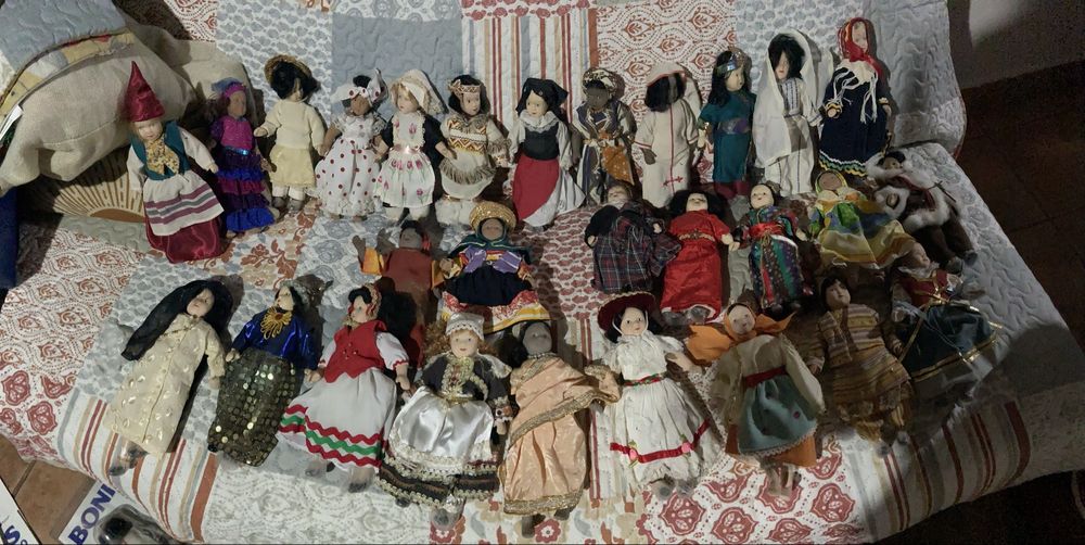 28 Bonecas do mundo em porcelana