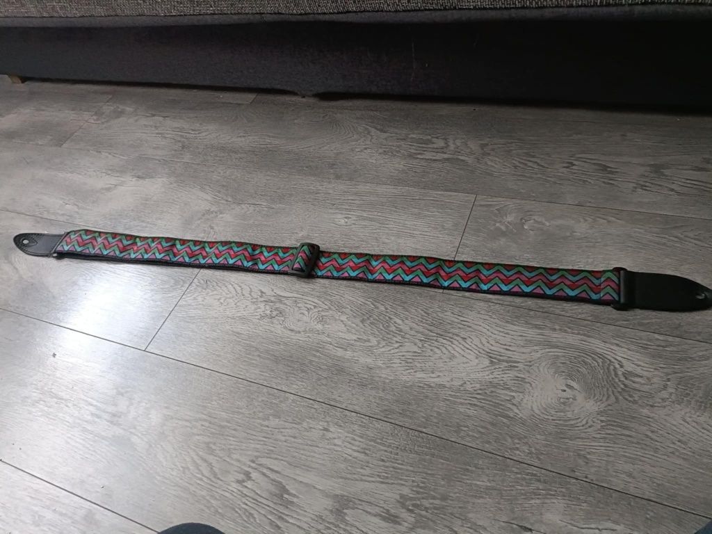 Zadbana gitara + wzmacniacz – zestaw z pokrowcem i paskiem

600 zł