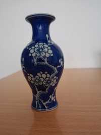 Chiny. Porcelanowy wazonik. Prunus. Jingdezhen Zhi.