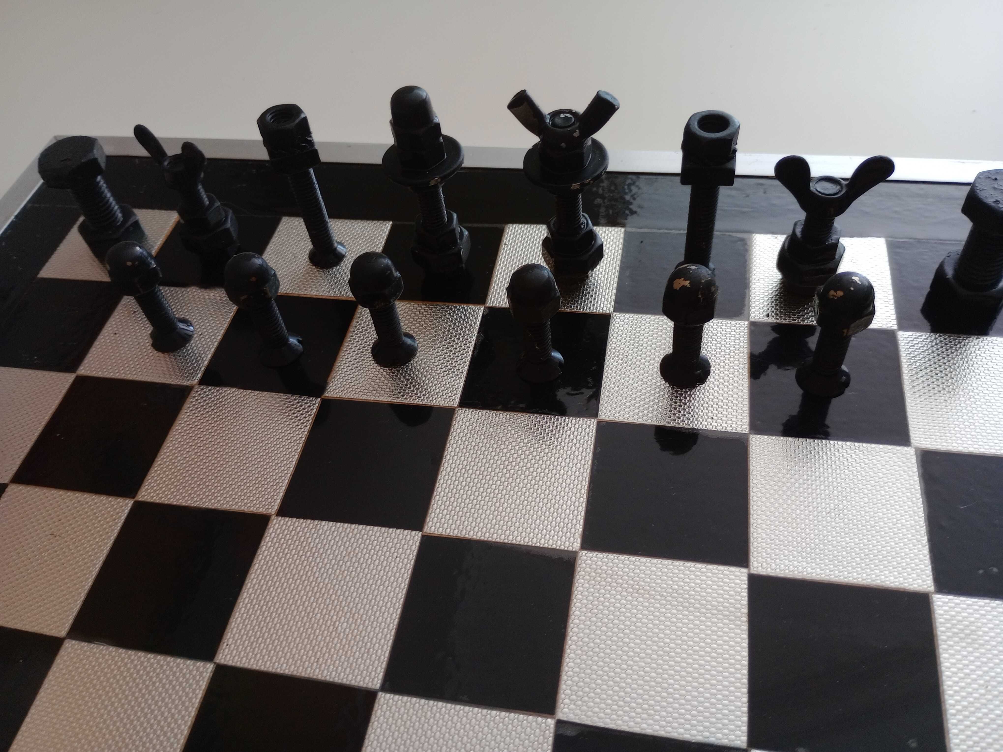 Tabuleiro de xadrez em parafusos