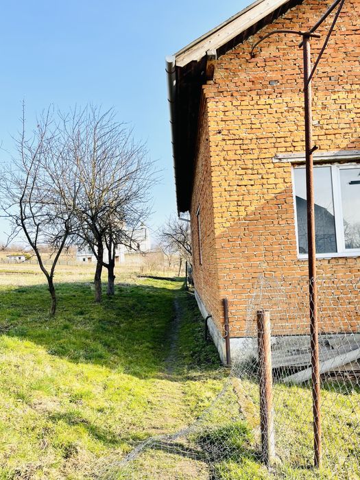 Продам будинок + господарські будівлі (на подвірї є криниця)