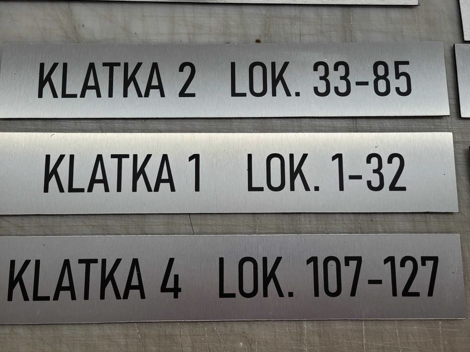 Tabliczka dibond szczotkowany  plus litery, cyfry, znaki