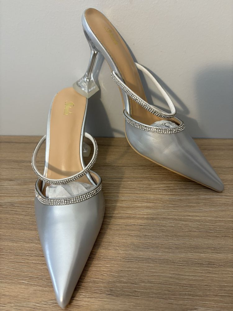 Sapatos altos prateados