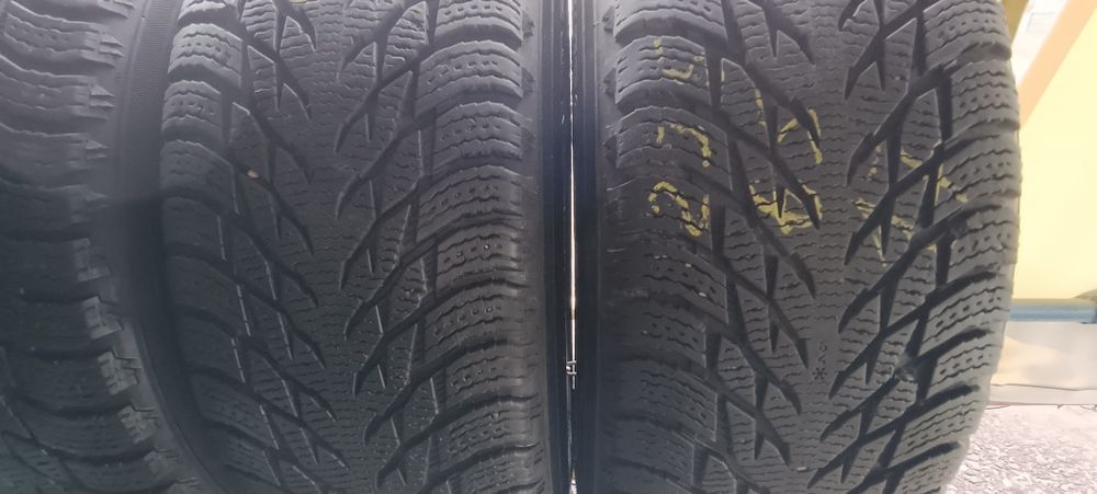 Зимние шины 235/65/17 Nokian