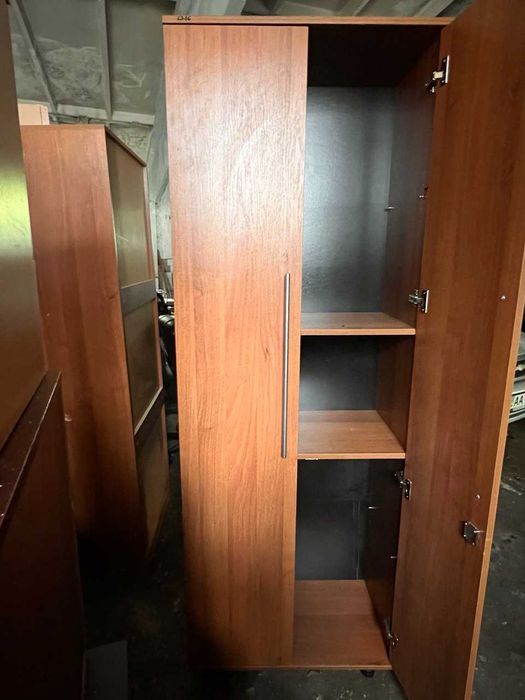 Офісні меблі (на декілька кабінетів)