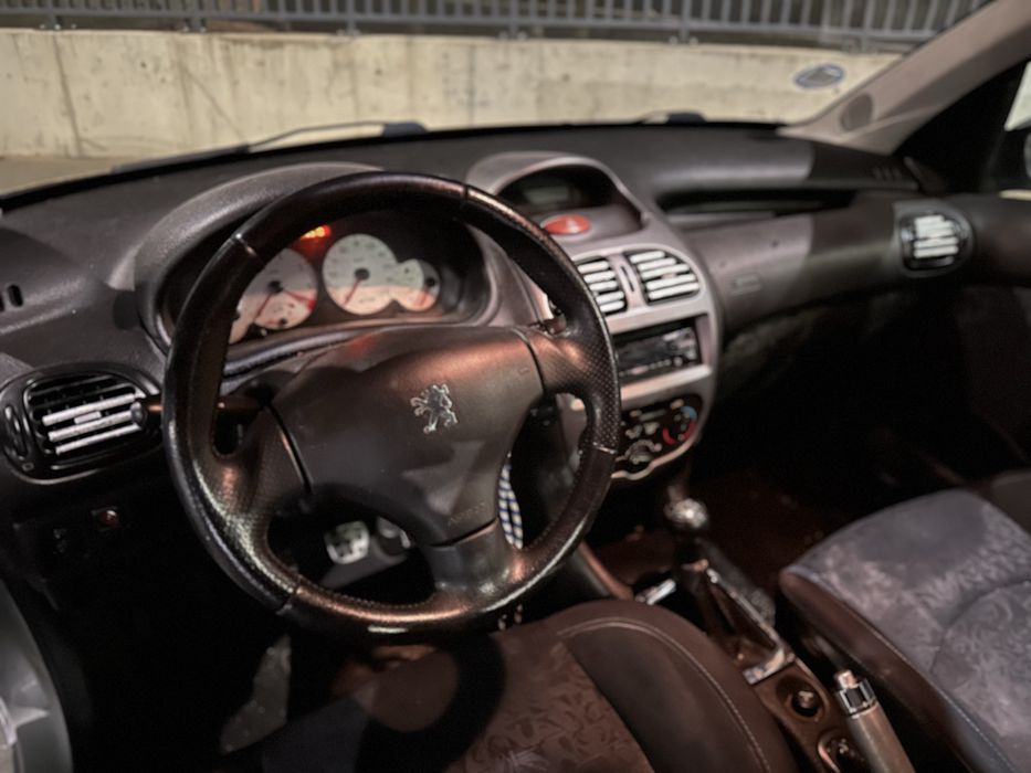 Vendo peugeout 206 versao quiksilver